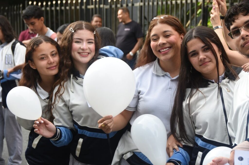 Los colegios oficiales de Medellín vivieron una jornada de reflexión por la vida y la convivencia