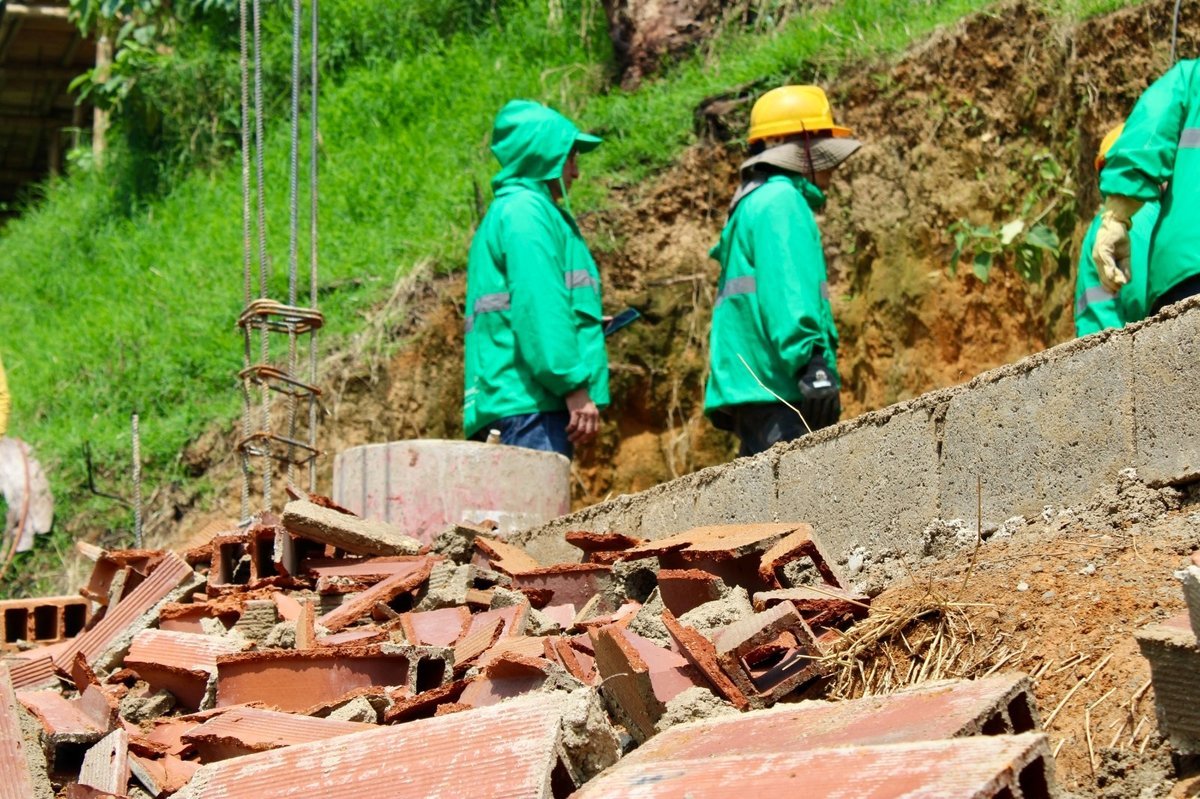 La Alcaldía de Medellín refuerza controles a la construcción ilegal en San Antonio de Prado La Alcaldía de Medellín refuerza controles a la construcción ilegal en San Antonio de Prado