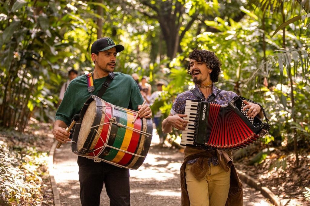 Las comparsas de agradecimiento de “Medellín es como vos” recorren la Fiesta del Libro y la Cultura