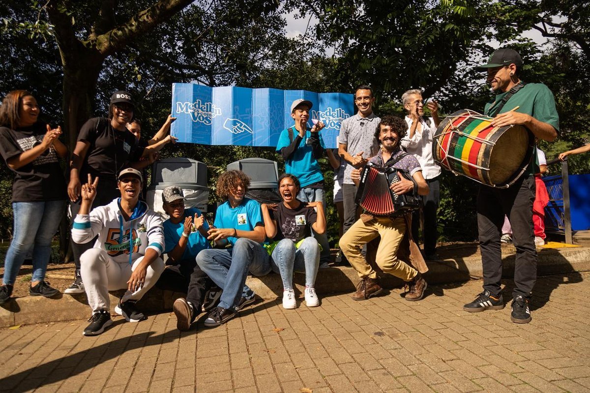 Las comparsas de agradecimiento de “Medellín es como vos” recorren la Fiesta del Libro y la Cultura