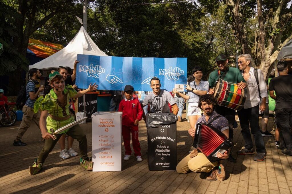 Las comparsas de agradecimiento de “Medellín es como vos” recorren la Fiesta del Libro y la Cultura