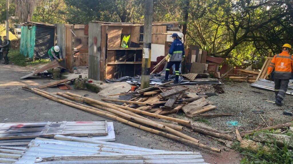 Desmantelado lavadero ilegal de carros que ocupaba espacio público en San Antonio de Prado