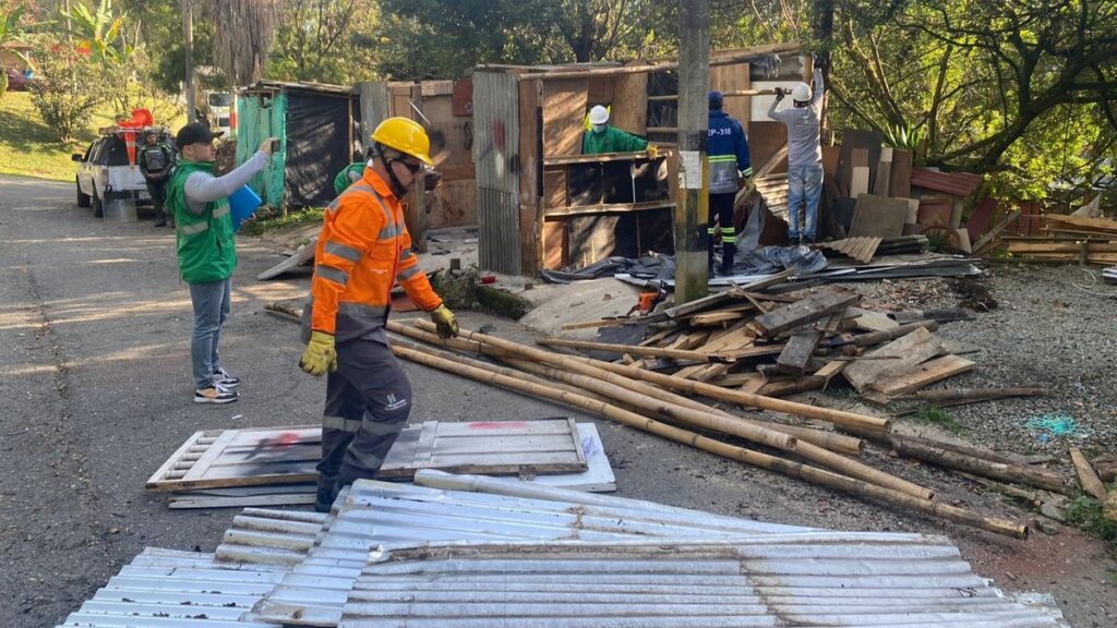Desmantelado lavadero ilegal de carros que ocupaba espacio público en San Antonio de Prado
