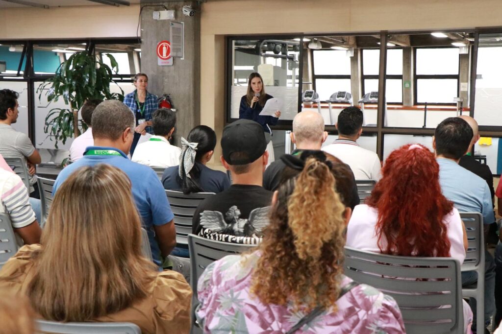 Entrega bandera Equipo Medellín