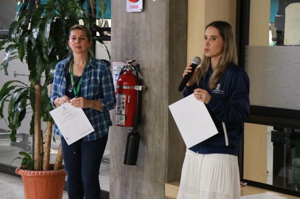 Entrega bandera Equipo Medellín