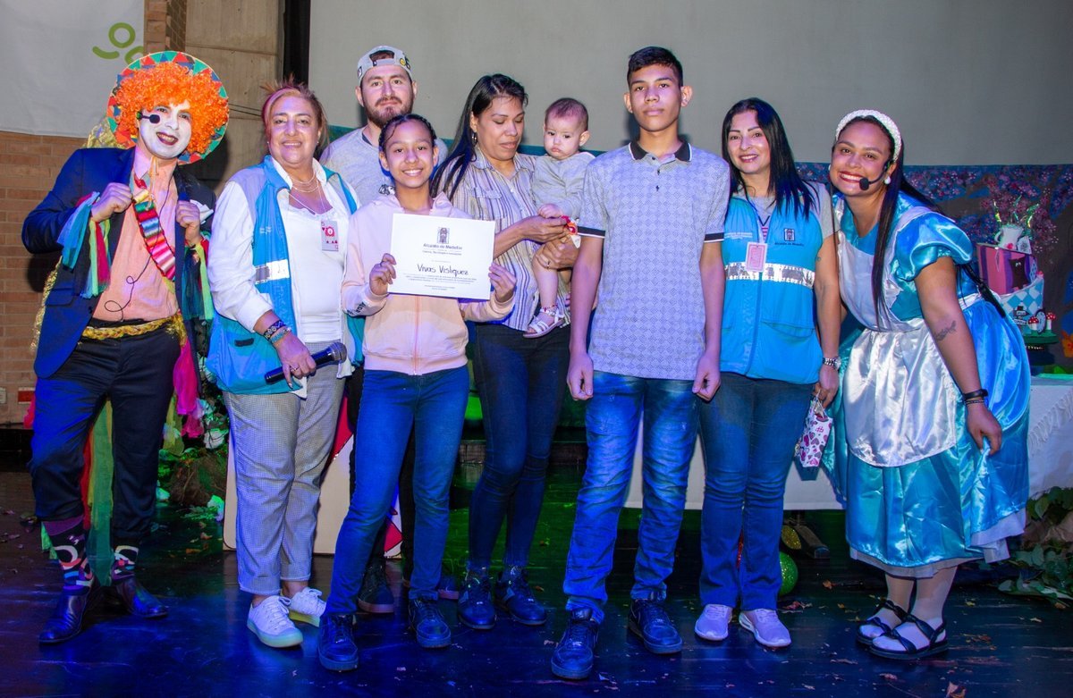 74 familias de Medellín se fortalecen para ser entornos seguros para niñas, niños y adolescentes