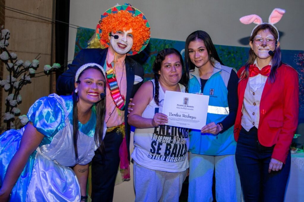 74 familias de Medellín se fortalecen para ser entornos seguros para niñas, niños y adolescentes