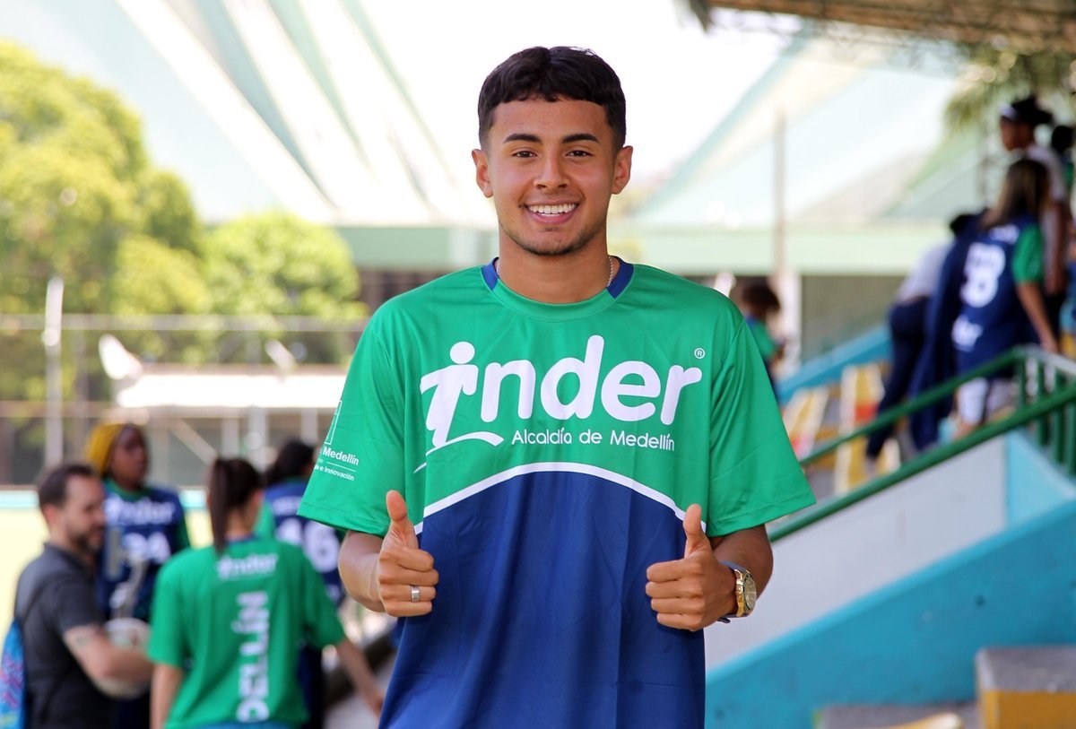 Cuatro futbolistas de las Escuelas Populares del Deporte del Distrito ganaron becas para jugar en México Cuatro futbolistas de las Escuelas Populares del Deporte del Distrito ganaron becas para jugar en México