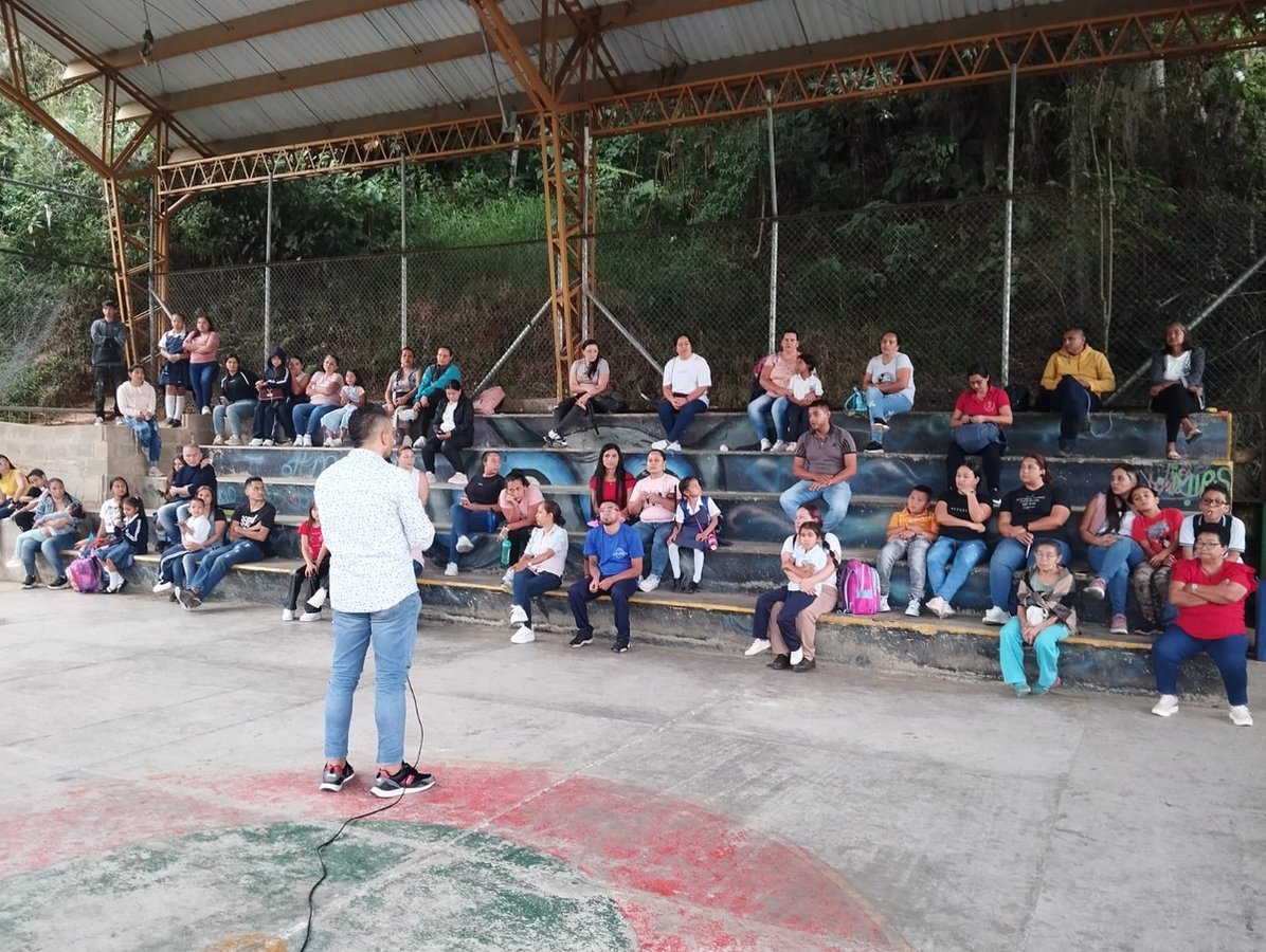 La Alcaldía de Medellín refuerza estrategias de permanencia escolar con nuevos ‘guardianes’ en 33 instituciones educativas