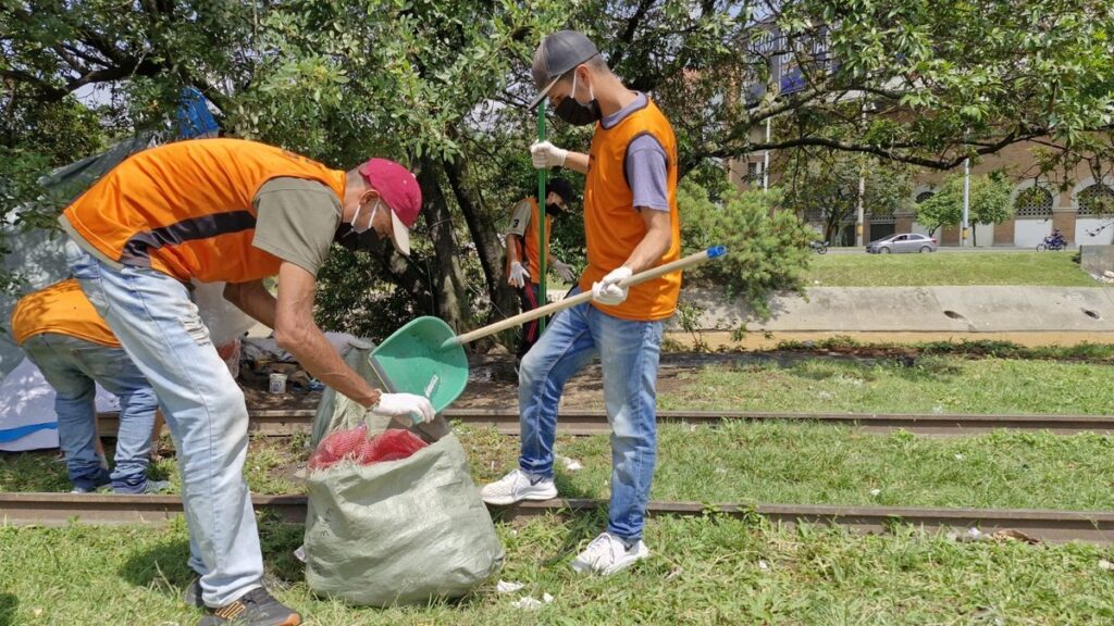 Grupo de habitantes de calle participa en labores de embellecimiento de la ciudad
