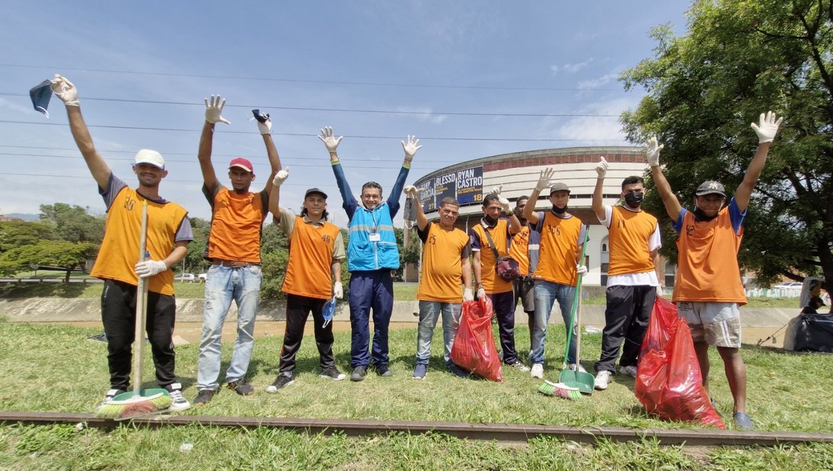 Grupo de habitantes de calle participa en labores de embellecimiento de la ciudad