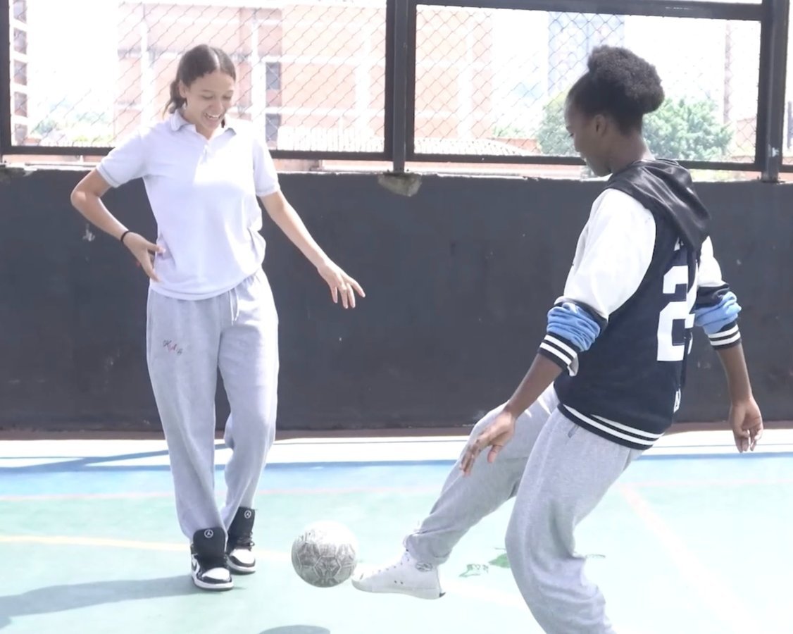 La Institución Educativa Héctor Abad Gómez es semillero del fútbol femenino