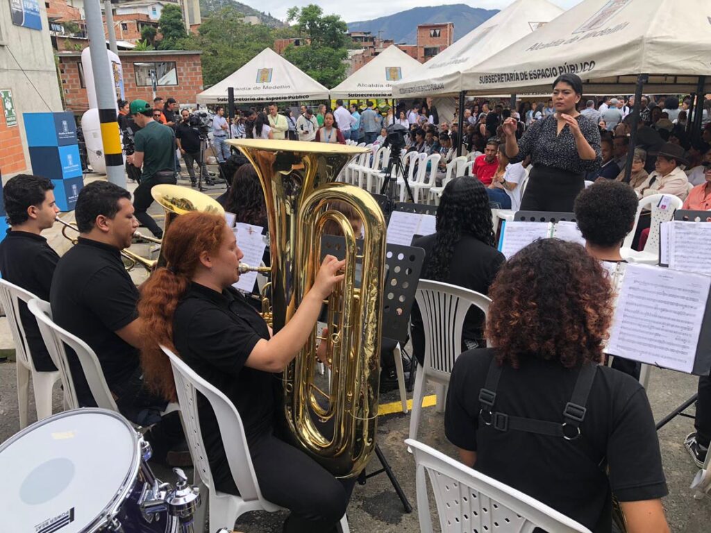 Beneficiarios de El Triunfo y presentación de la Red de Músicas de Medellín durante la entrega del proyecto.