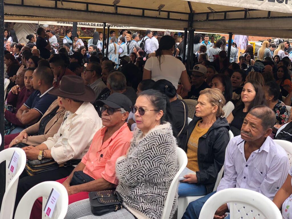 Beneficiarios de El Triunfo y presentación de la Red de Músicas de Medellín durante la entrega del proyecto.