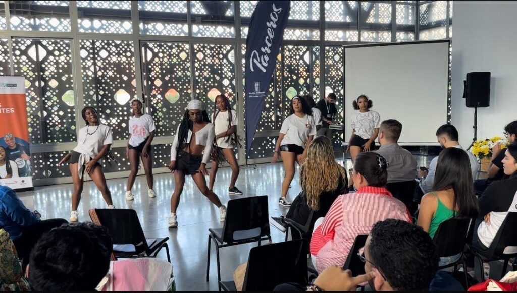 Con apoyo internacional a programas del Distrito, 1.500 jóvenes impulsarán su futuro