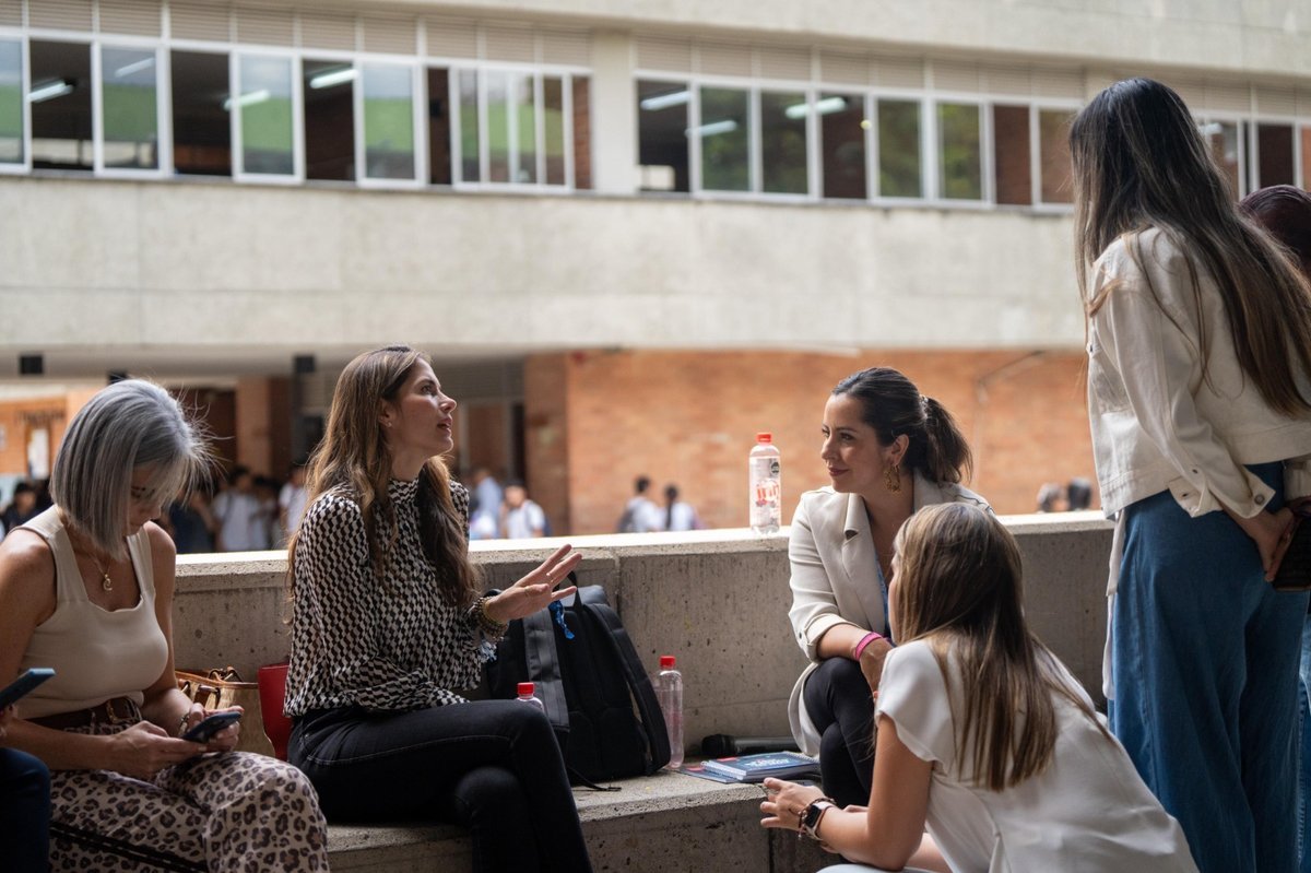 Medellín recibió a las primeras damas de ciudades capitales para fortalecer el trabajo por la niñez y las familias Medellín recibió a las primeras damas de ciudades capitales para fortalecer el trabajo por la niñez y las familias