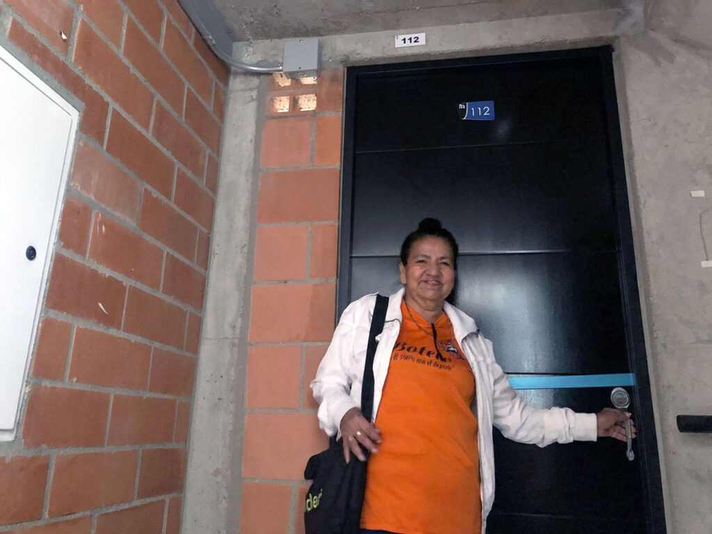 Luz Elena Quintana junto a la puerta de su nueva casa.