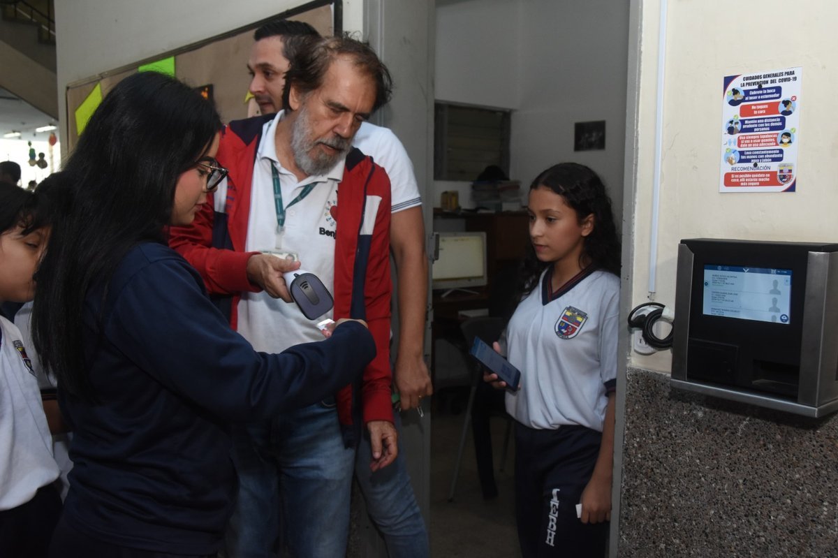 La Institución Educativa Benjamín Herrera, en Guayabal, creó un aplicativo para promover la permanencia escolar