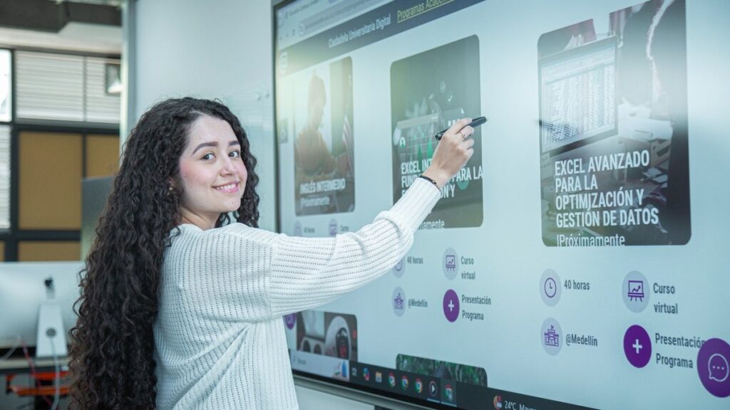 Medellín prepara a sus ciudadanos en habilidades digitales y de bilingüismo: Sapiencia tiene 2.500 cupos