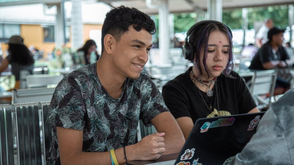 Medellín prepara a sus ciudadanos en habilidades digitales y de bilingüismo: Sapiencia tiene 2.500 cupos