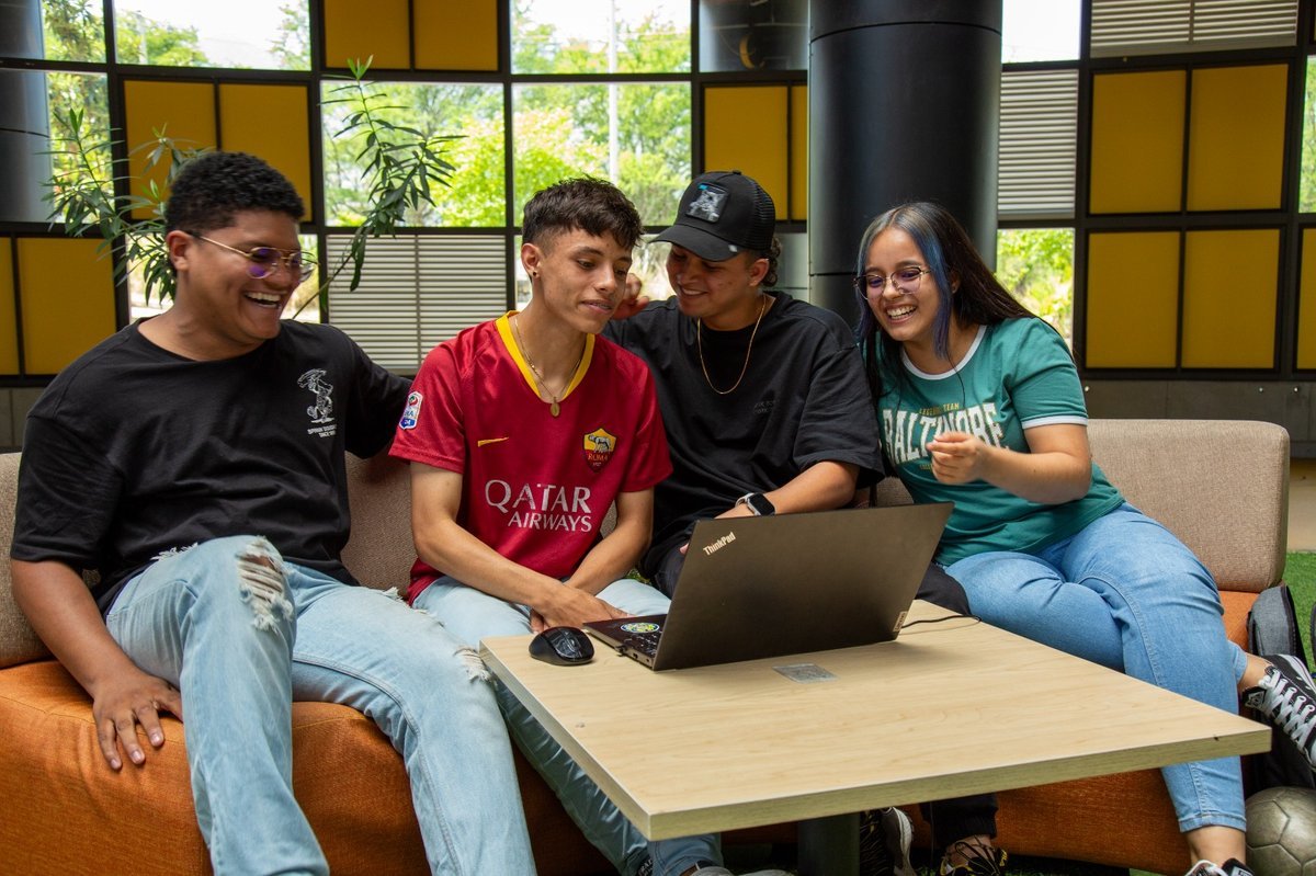 Medellín prepara a sus ciudadanos en habilidades digitales y de bilingüismo: Sapiencia tiene 2.500 cupos