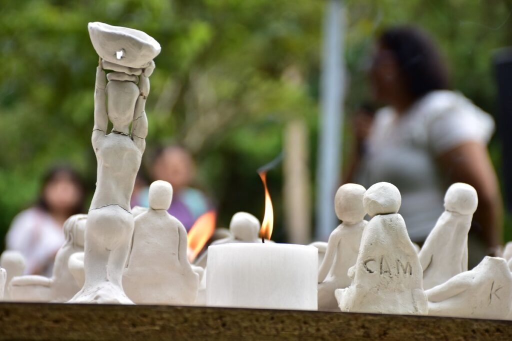 Medellín conmemora el Día Internacional de la No Violencia con una jornada simbólica y cultural