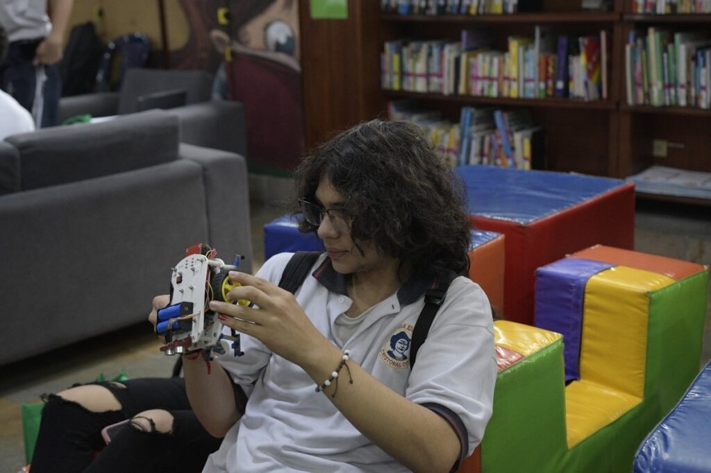 Más de 100 estudiantes de colegios oficiales participan en el Torneo de Robot Sumo 2024