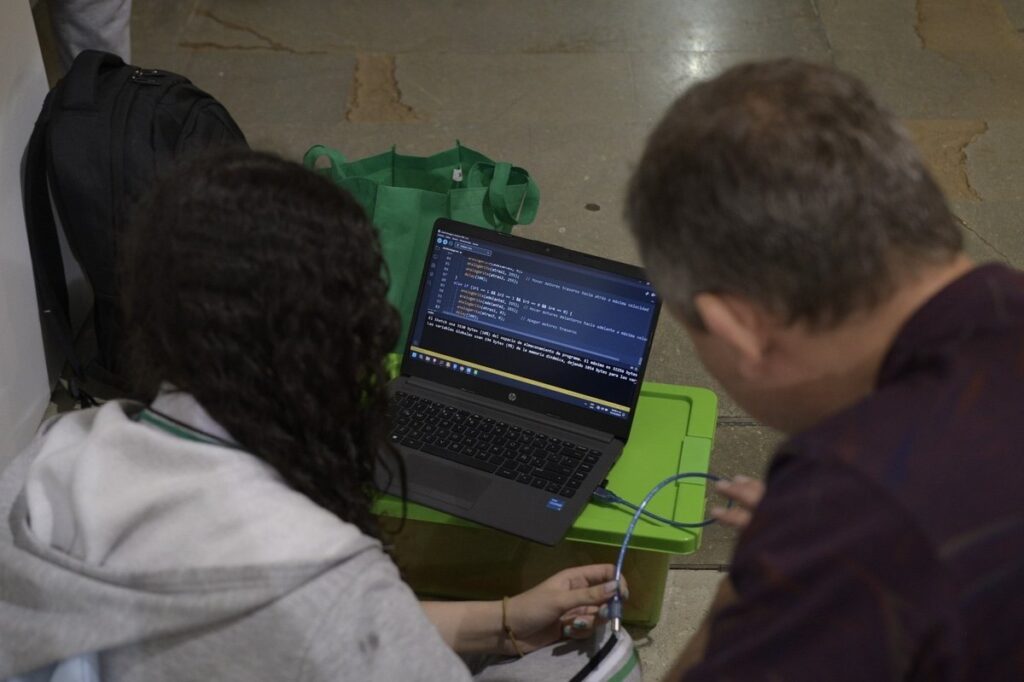 Más de 100 estudiantes de colegios oficiales participan en el Torneo de Robot Sumo 2024