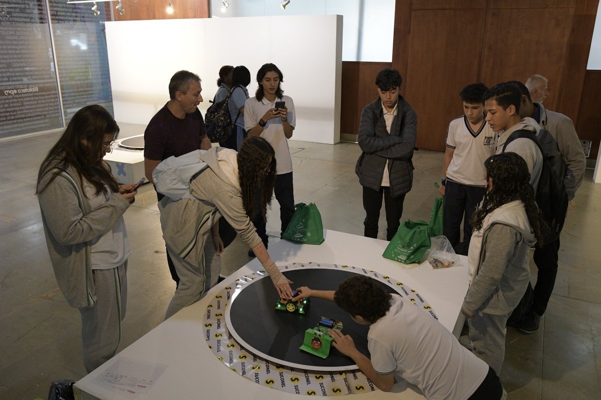 Más de 100 estudiantes de colegios oficiales participan en el Torneo de Robot Sumo 2024