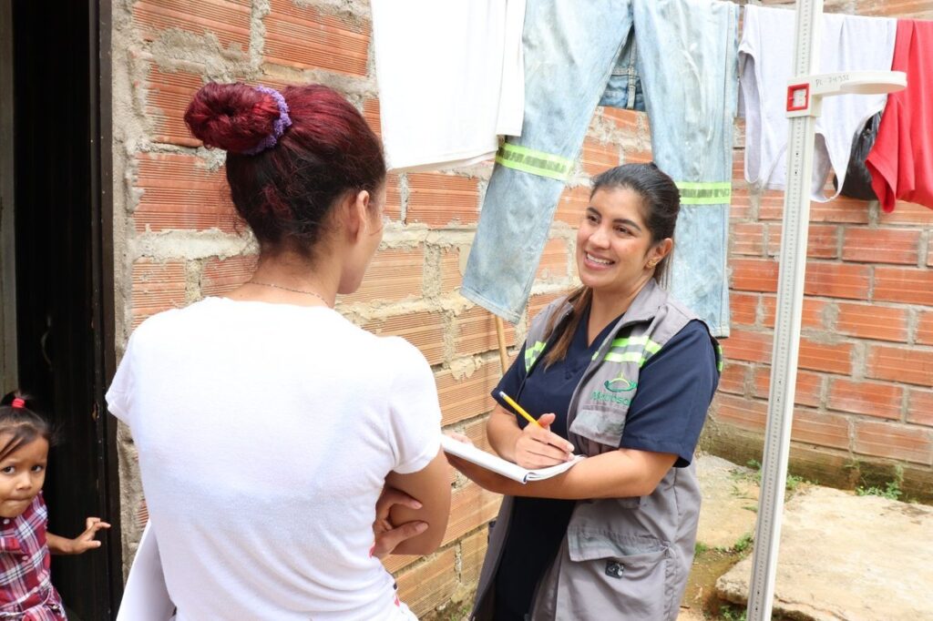 8.400 familias de sitios vulnerables de Medellín han recibido la visita de personal básico de atención para identificar riesgos en su salud