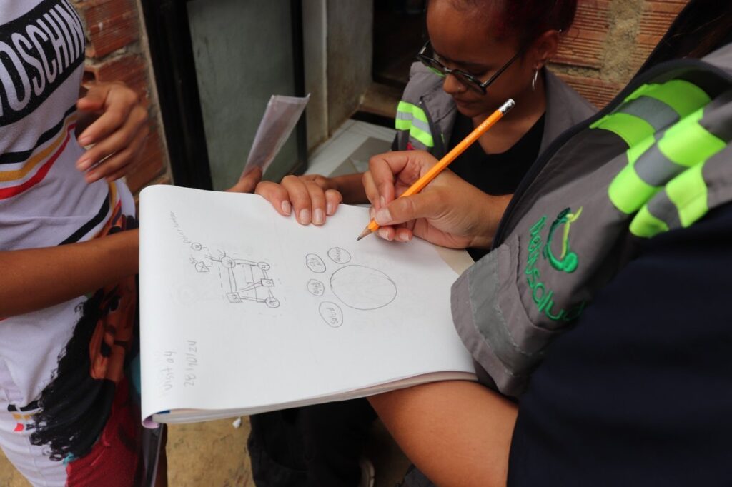 8.400 familias de sitios vulnerables de Medellín han recibido la visita de personal básico de atención para identificar riesgos en su salud