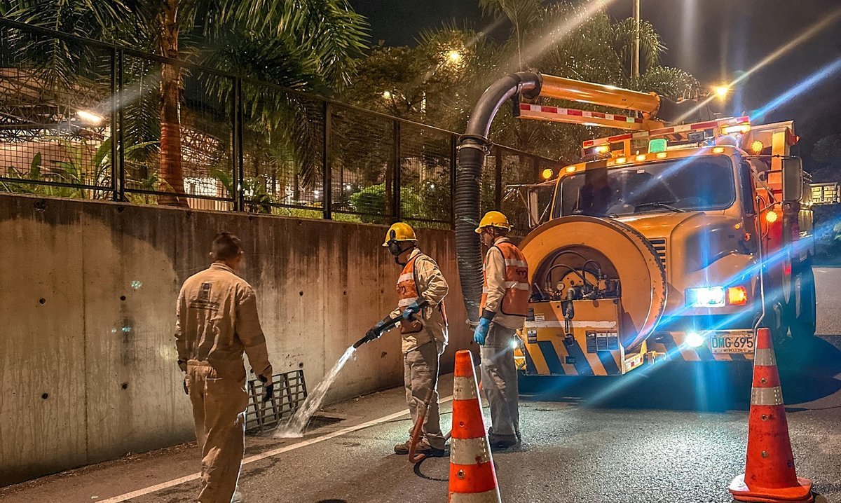 La Alcaldía de Medellín refuerza la limpieza de soterrados y sumideros para prevenir inundaciones en la temporada de lluvias
