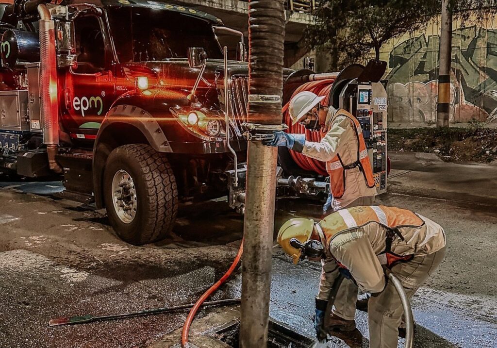 La Alcaldía de Medellín refuerza la limpieza de soterrados y sumideros para prevenir inundaciones en la temporada de lluvias