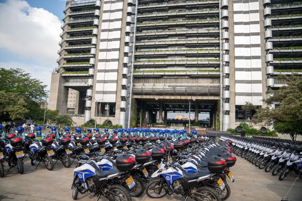 “Portar este uniforme y trabajar por la movilidad tiene que significar un orgullo”: alcalde Federico Gutiérrez da la bienvenida a 100 nuevos agentes de tránsito