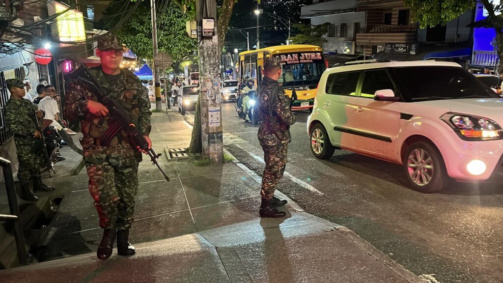 En operativo sorpresa en Aranjuez, las autoridades realizan cierre de establecimientos y acciones de control vehicular