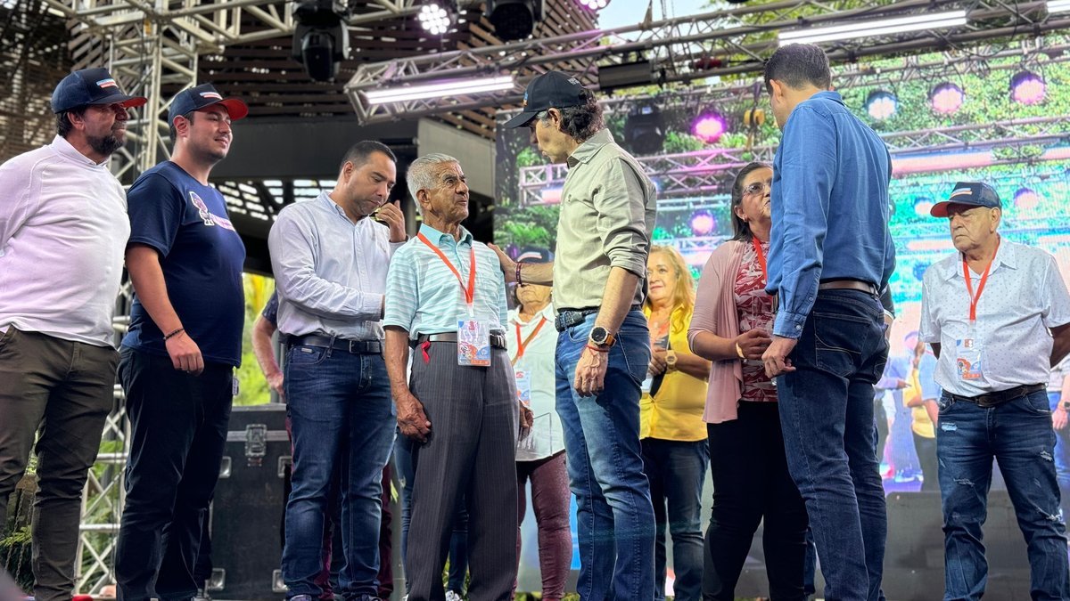 “Agradecemos a ustedes porque son los que se han ganado y cuidado el espacio público”: alcalde Federico Gutiérrez en reconocimiento a los venteros de la ciudad