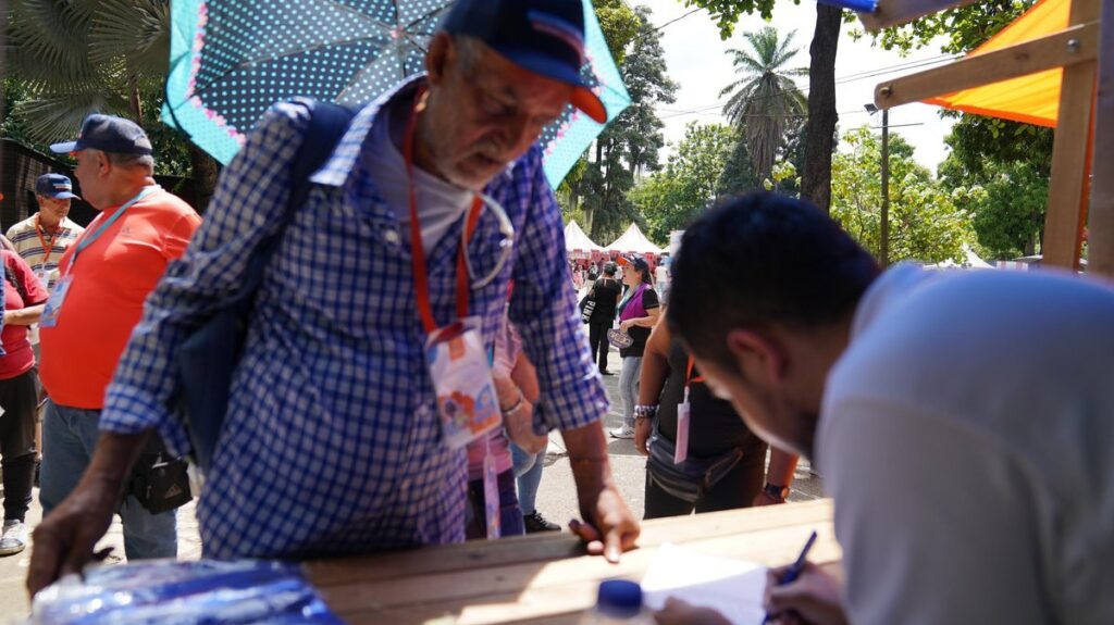 “Agradecemos a ustedes porque son los que se han ganado y cuidado el espacio público”: alcalde Federico Gutiérrez en reconocimiento a los venteros de la ciudad
