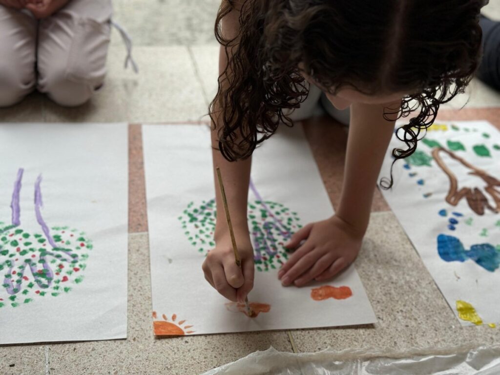 Para tener más familias fuertes y resilientes, el Distrito impulsa el desarrollo emocional de 500 niñas y niños