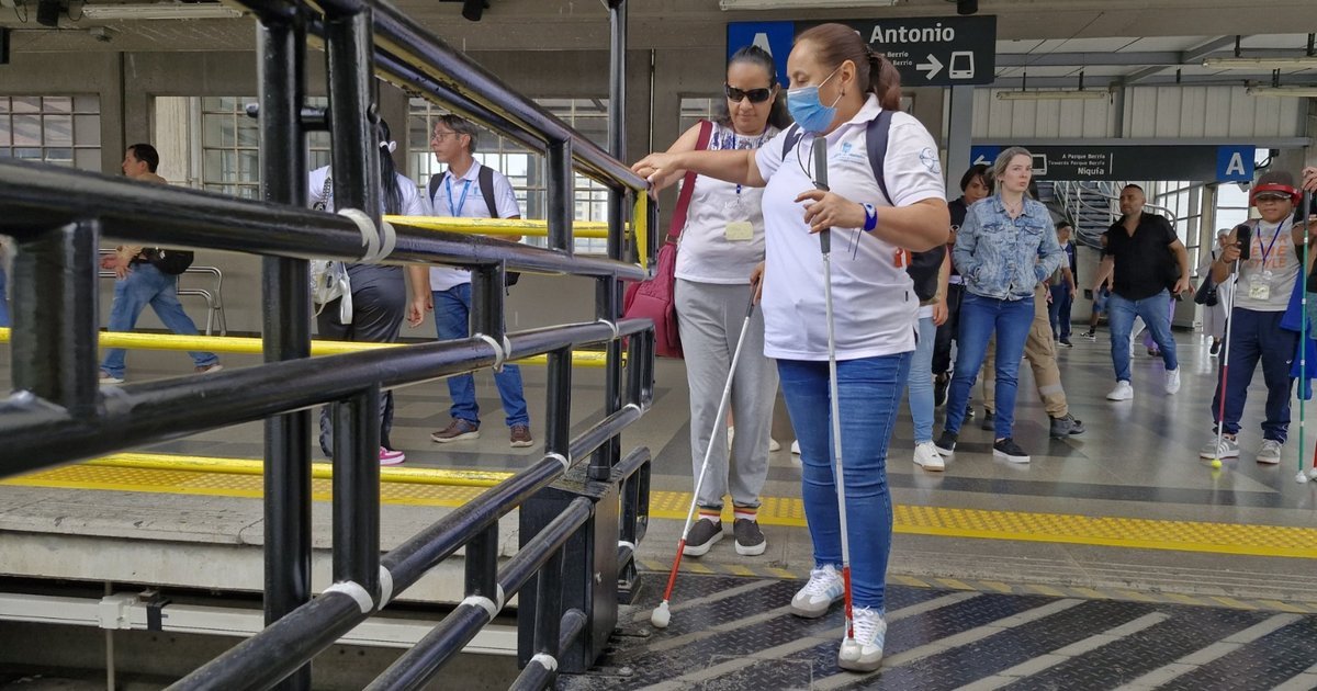 En recorridos por Medellín, 80 personas con discapacidad aprenden a enfrentar los desafíos de la vida diaria En recorridos por Medellín, 80 personas con discapacidad aprenden a enfrentar los desafíos de la vida diaria