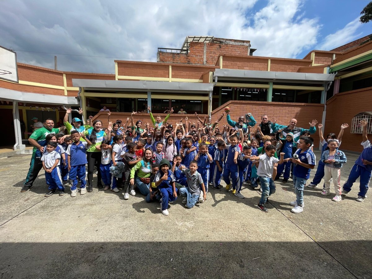 La Alcaldía de Medellín lidera actividades recreodeportivas en la comuna 2-Santa Cruz