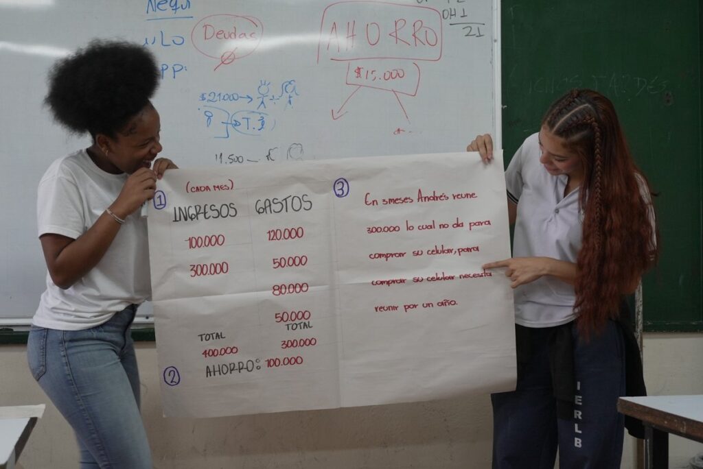 90 alumnos de colegio en Manrique aprendieron sobre finanzas, gracias al Banco Distrital de Medellín