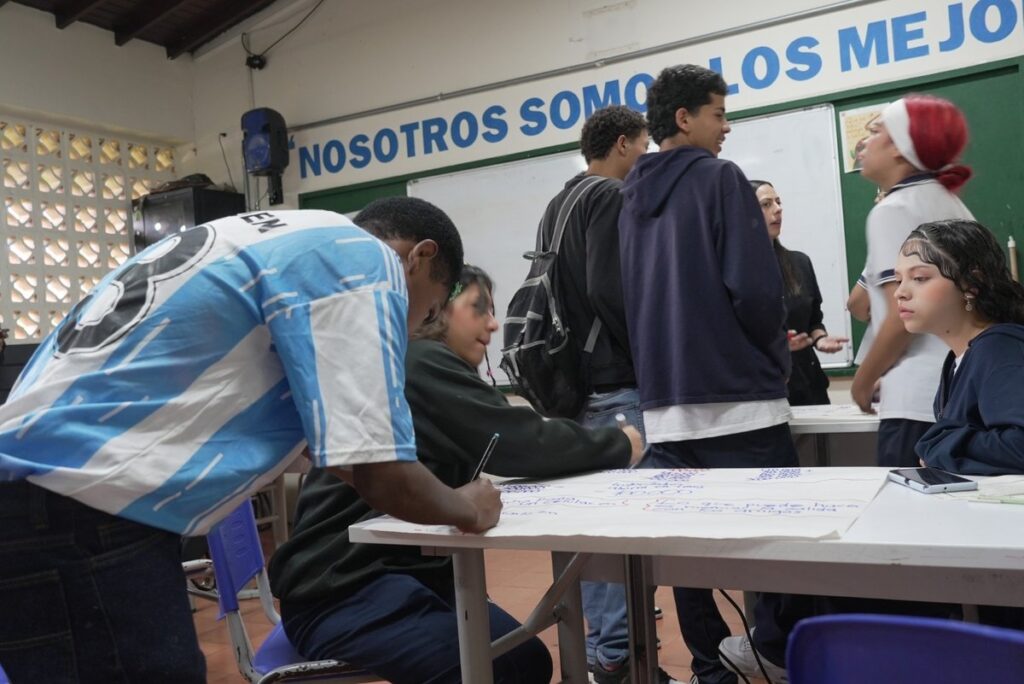 90 alumnos de colegio en Manrique aprendieron sobre finanzas, gracias al Banco Distrital de Medellín