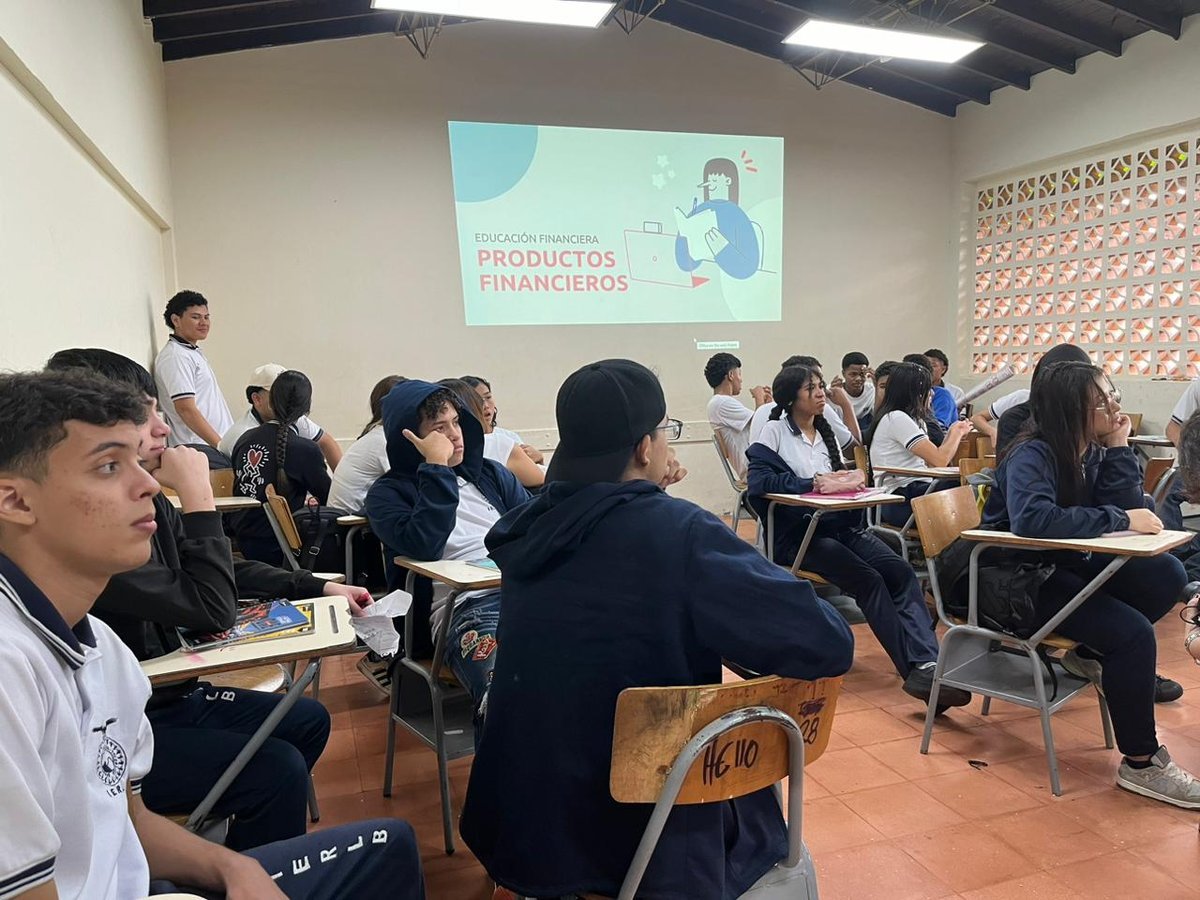 90 alumnos de colegio en Manrique aprendieron sobre finanzas, gracias al Banco Distrital de Medellín