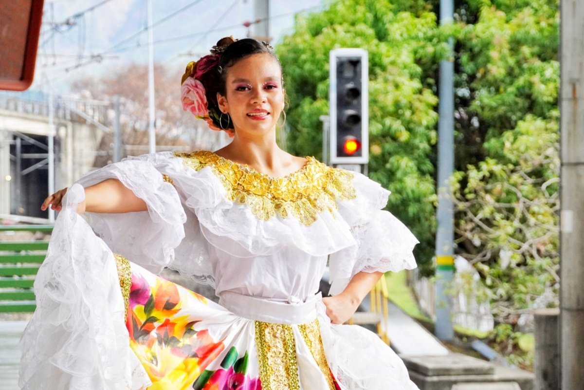 Raíz, poesía y confianza inspiran a 440 artistas para danzar este año en Medellín Raíz, poesía y confianza inspiran a 440 artistas para danzar este año en Medellín