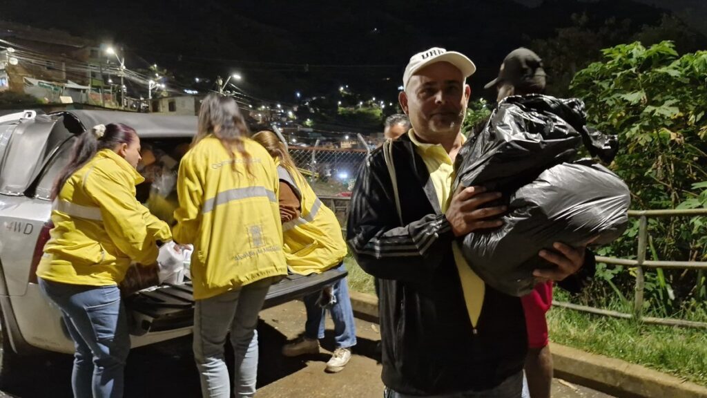 Por incendio en el sector de Carambolas 64 personas reciben atención integral del Distrito