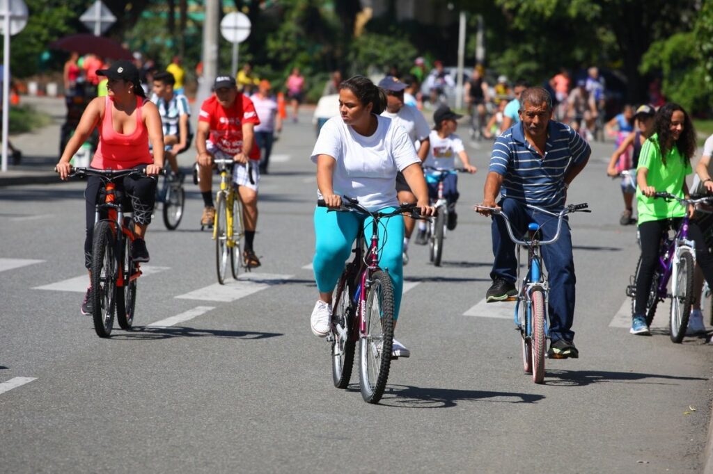En los 40 años de sus ciclovías, Medellín celebra la importancia del ejercicio al aire libre y del uso seguro del espacio público
