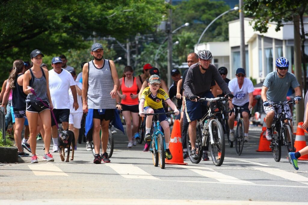 En los 40 años de sus ciclovías, Medellín celebra la importancia del ejercicio al aire libre y del uso seguro del espacio público