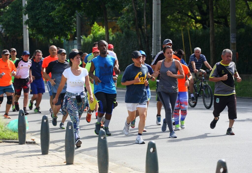En los 40 años de sus ciclovías, Medellín celebra la importancia del ejercicio al aire libre y del uso seguro del espacio público