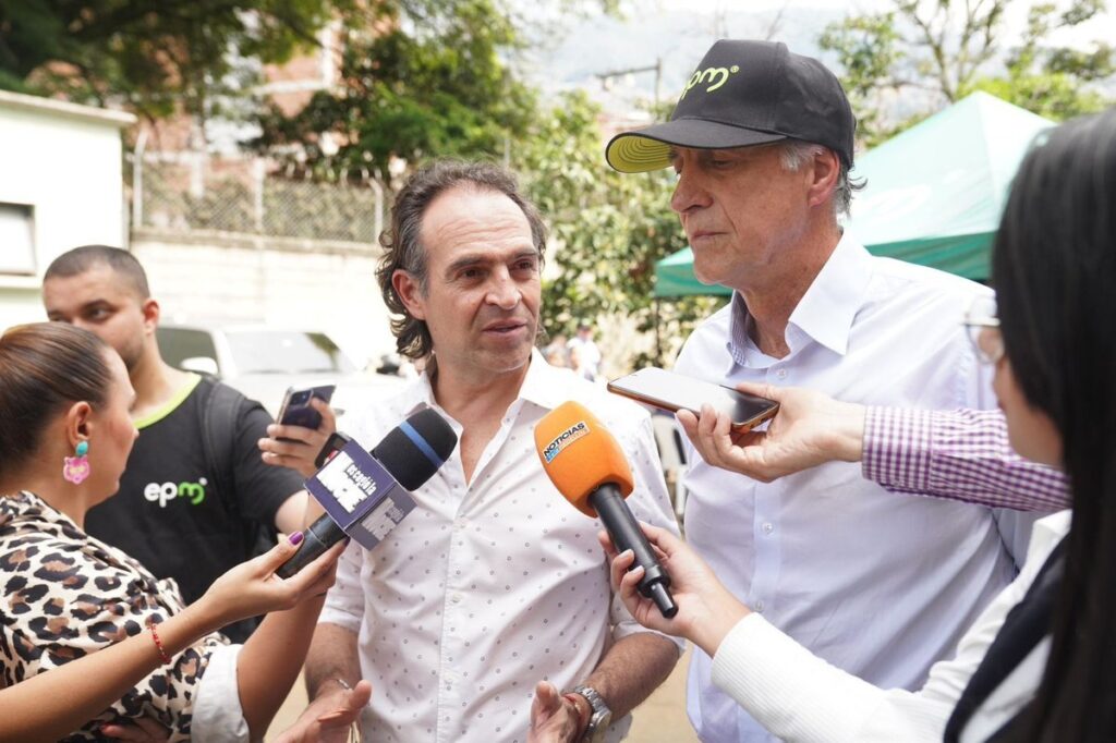 “Lo de hoy es una buena noticia para las familias de El Sinaí, se les entrega la compensación económica completa”: alcalde Federico Gutiérrez, al anunciar acuerdos definitivos con damnificados