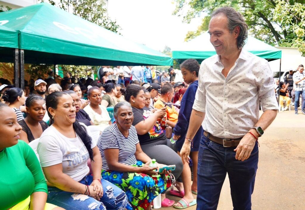 “Lo de hoy es una buena noticia para las familias de El Sinaí, se les entrega la compensación económica completa”: alcalde Federico Gutiérrez, al anunciar acuerdos definitivos con damnificados